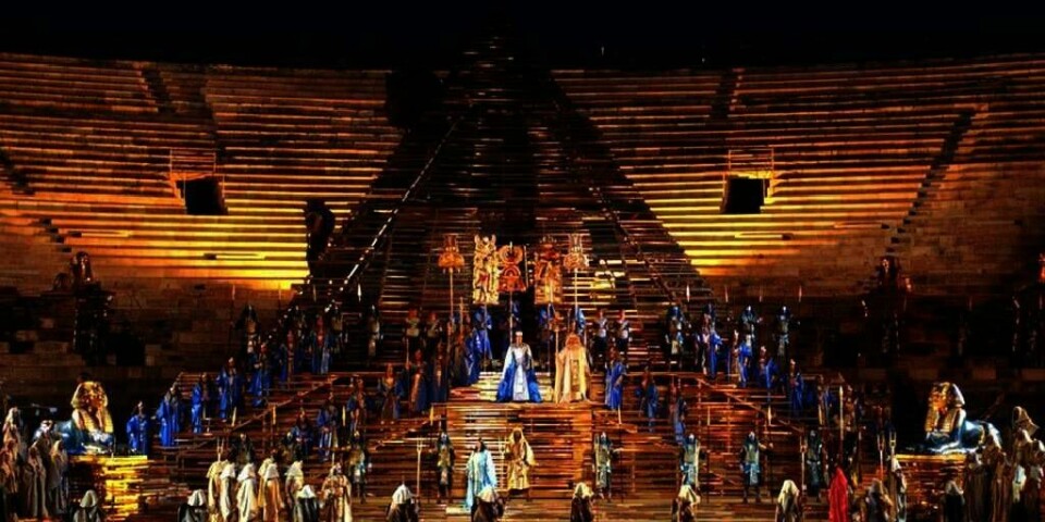 POPULÆRT: I Italia har festivaler med opera utendørs lenge vært populære. Bildet er fra en tidligere forestilling av komponisten Verdis opera Aida. Det er i Verona i Italia. Nå går også stadig flere nordmenn på opera-forestillinger utendørs.