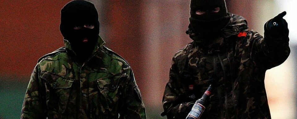 BOMBER: To ungdommer forbereder seg til å kaste en brann-bombe. De protesterer mot protestanter i Nord-Irland.