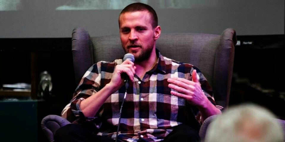 SKUESPILLER: : Skuespiller Tobias Santelmann har dysleksi. Han har lært seg en metode slik at han kommer seg gjennom manus på teatret. Han er en av flere skuespillere med disse utfordringene.