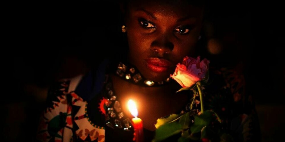 MINNET: 148 personer ble drept i angrepet på en høyskole i Kenya. Tirsdag samlet folk samlet seg i en park. De holdt lys og blomster mens navnene til de drepte ble lest opp. Det ble satt opp et hvitt kors for hver av dem i parken.