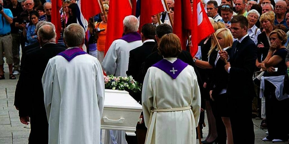 BEGRAVES: Mange av ofrene etter terror-angrepene begraves. Torsdag sørget familie og vinner over Marianne Sandvik i Stavanger Domkirke. 40 ofre begraves torsdag og fredag.