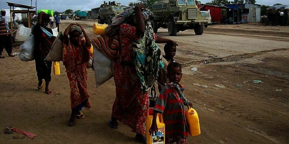 FLYKTER: Somaliere sulter. De flykter fra tørke. Men mennene stanses av opprørs-gruppa Al-Shabaab. Gruppa presser dem til å bli krigere.
