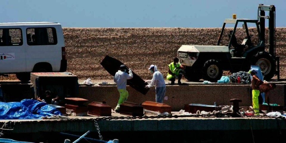 AVHØR: Likene av 25 menn ble funnet av den italienske kystvakten i en båt utenfor øya Lampedusa. Nå har italiensk politi startet avhør av seks mistenkte menneske-smuglere.