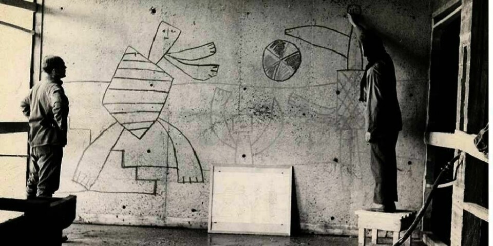PICASSO: Høyblokka til regjeringen var full av kunst. Denne tegningen av Pablo Picasso ble etset inn i en vegg. Så ble tegningen sandblåst. Alle som gikk i trappene i bygget, kunne se kunstverket. Nå vises bilder av kunsten i en utstilling på nett hos Nasjonalmuseet.