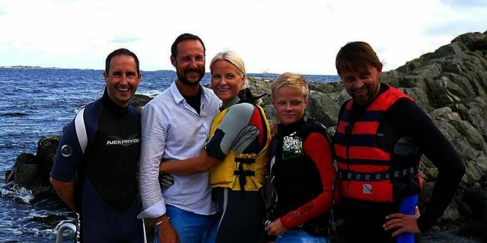 BESØK: Programlederne Thomas Numme (til høyre) og Harald Rønneberg (til venstre) fikk besøke kronprins-familien på hytta. Resultatet kan du se i programmet «Med kronprinsparet på hytta» på TV 2 25. august.