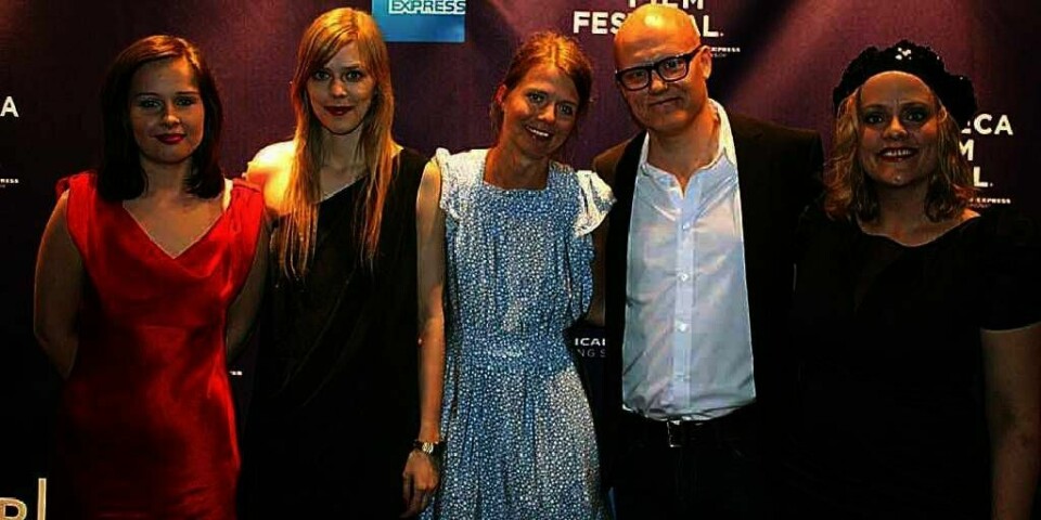 NORSK FILM: Den norske filmen «Få meg på, for faen» hadde premiere på filmfestivalen Tribeca i New York i USA i vår. Nå vises den i Haugesund. Fra venstre: Skuespillerne Malin Bjørhovde, Helene Bergsholm, regissør Jannicke Systad Jacobsen, produsent Brede Hovland og Henriette Steenstrup kommer til premieren.
