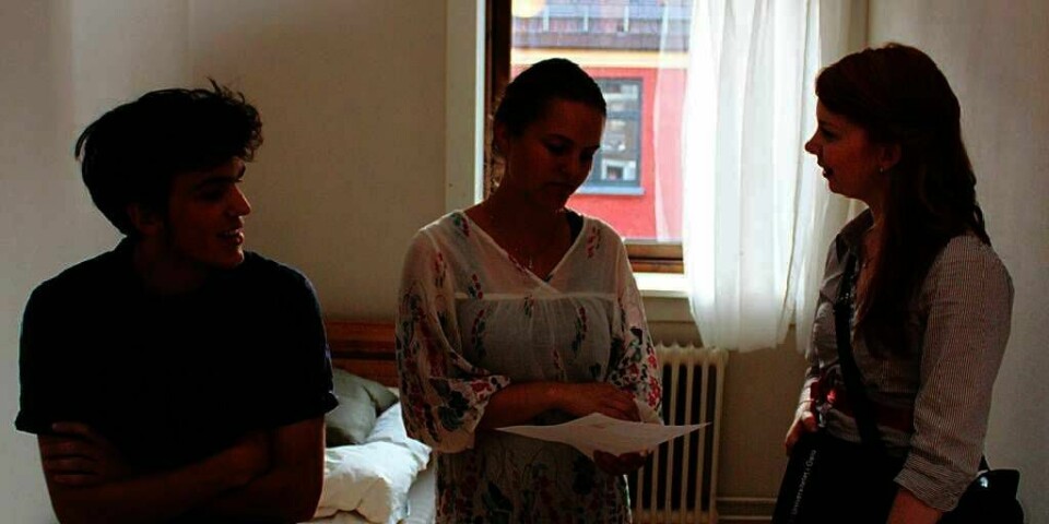 JAKT: Nikolaï Clavier (til venstre) og Synøve Vang (i midten) kikker på CV-en til Kamilla Andersen (til høyre). Hun leter etter et sted å bo i Oslo. Tusenvis av studenter mangler et sted å bo. Det er selv om skoleåret for lengst er i gang.