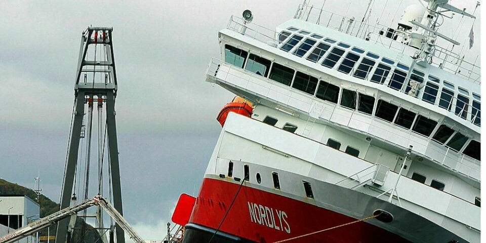 KRENGER: Hurtigrute-skipet «Nordlys» krenger fortsatt. Men det har begynt å rette seg litt opp. Politiet håper at skipet skal stabilisere seg.