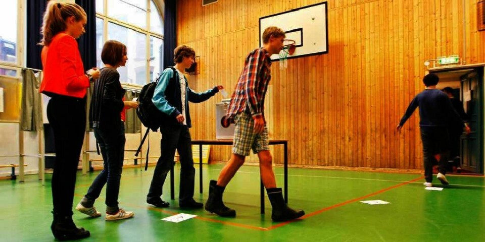 SKOLEVALG: Elever i hele landet stemmer mandag og tirsdag i skolevalget. Resultatene kommer tirsdag kveld.