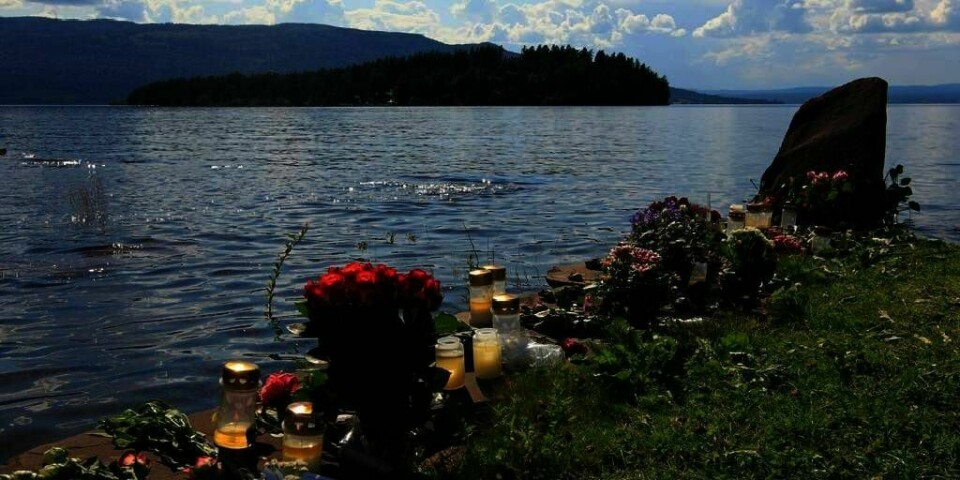 HJELPERE: Folk la ned blomster og tente lys ved Utvika Camping. Det var for å minnes terror-ofrene på Utøya. Mange vanlige folk i Utvika risikerte livet for å hjelpe ungdommene.