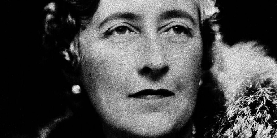 SURFET: Krim-forfatteren Agatha Christie reiste jorden rundt. På reisen lærte hun blant annet å surfe. Det kan du snart lese om i en ny bok.