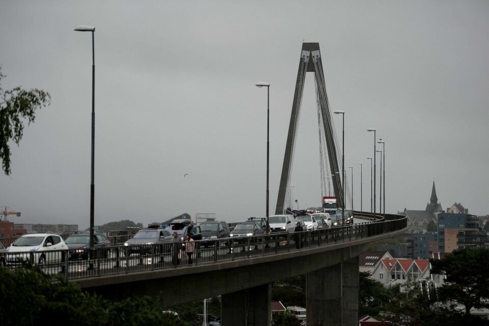 SINTE: Mange i Rogaland er sint på de nye bomringene. Noen ble trolig så sint at de tente på stasjoner natt til søndag. Her er folk samlet til protest i Stavanger.