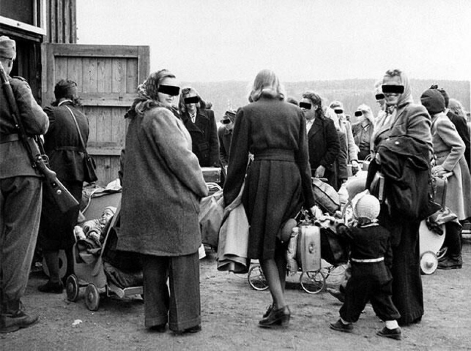 REISER: Norske og tyske kvinner reiser til Tyskland med barna sine i 1946. Kvinnene hadde vært kjæreste med eller fått barn med tyske soldater under krigen. De ble kalt «tyskertøser». Bildet viser norske og tyske kvinner på vei til Tyskland med barna sine i 1946. Kvinnene hadde vært kjæreste med eller fått barn med tyske soldater under krigen. De ble kalt «tyskertøser».