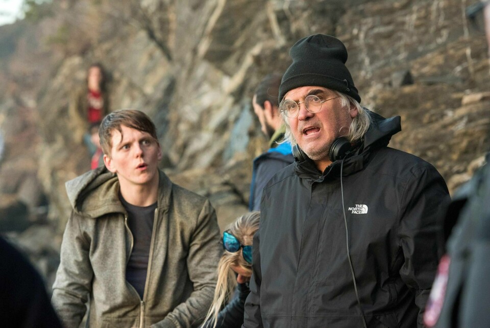 PREMIERE: Regissør Paul Greengrass sin film om 22. juli vises på Netflix fra neste uke. Allerede torsdag kommer den på kino i Oslo. Bildet er fra innspillingen og viser skuespiller Jonas Strand (til venstre) sammen med Greengrass.