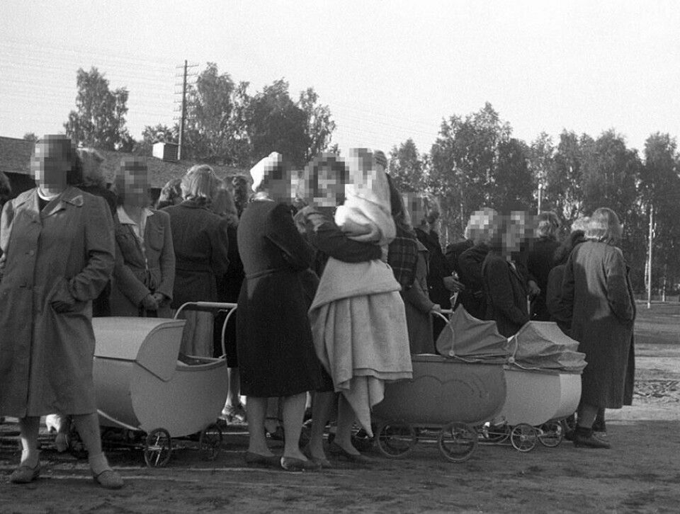 UNNSKYLDNING: Bildet viser såkalte «tyskerjenter» med barnevogner i Elverum i Hedmark i 1945. Nå har staten sagt unnskyld for behandlingen de fikk. Bildet viser såkalte «tyskerjenter» med barnevogner i Elverum i Hedmark i 1945. Nå har staten sagt unnskyld for behandlingen de fikk.