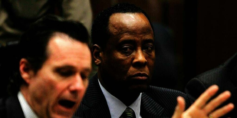 TILTALT:  Michael Jacksons lege Conrad Murray (til høyre) er tiltalt for å ha drept popstjernen ved et uhell. Murrays advokat Ed Chernoff (til venstre) kommer trolig til å hevde at Jackson selv var skyld i at han døde. Rettssaken starter tirsdag.