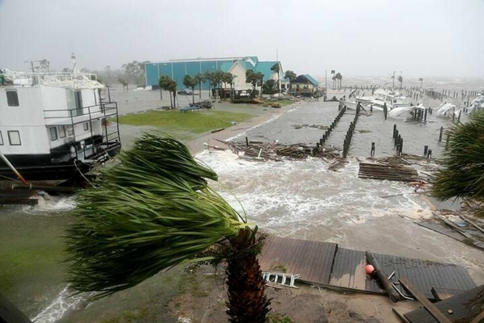 ORKAN: Båter lå veltet mens vannet strømmet over havnen hos St. Joe Marina i Florida onsdag. Minst én person er død etter orkanen Michael i USA.
