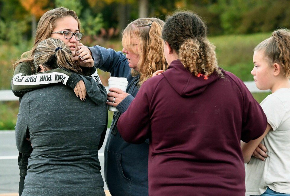 SØRGER: Venner sørger over de døde. Folk skulle feire en kvinne som ble 30 år gammel. Mange av dem satt i en limousin som krasjet.