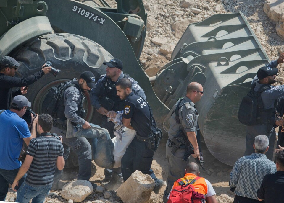 PROTESTERER: Folk protesterer mot Israel. Israel vil rive landsbyen Khan al-Ahmar.
