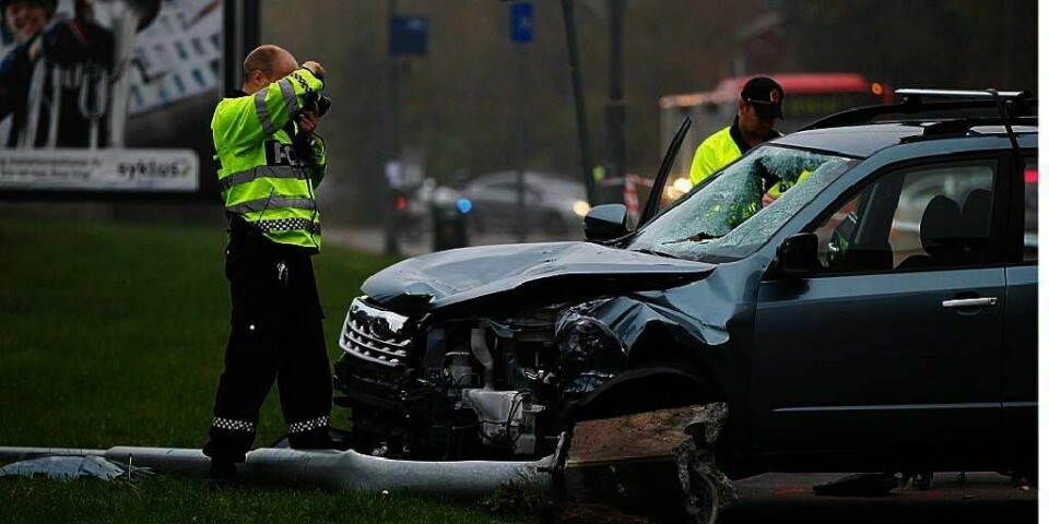 RØMTE:  En syklist ble påkjørt og døde på Oppsal i Oslo fredag morgen. Bilføreren stakk av fra stedet til fots. Politiet leter nå med hunder etter personen som kjørte bilen.