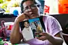 Bildet viser Dominga Garcia Lopez. Hun viser fram et bilde av sønnen Francisco Ramirez Garcia. Han ble drept i Acapulco i Mexico, bare 19 år gammel.