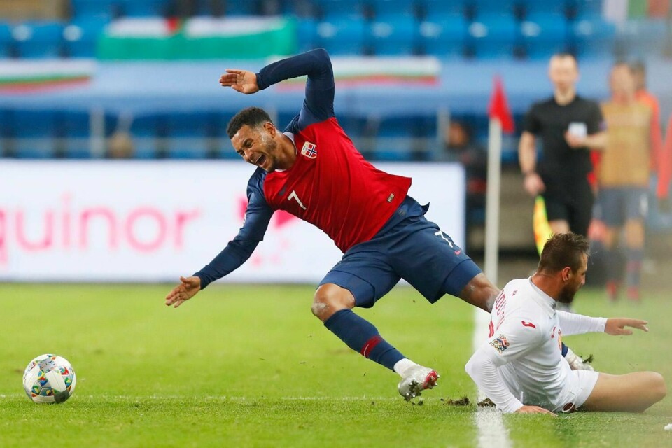 TAKLING: Spissen Joshua King falt mye under landskampen tirsdag. De bulgarske spillerne forsøkte stadig å felle ham. Men Norge vant kampen likevel.