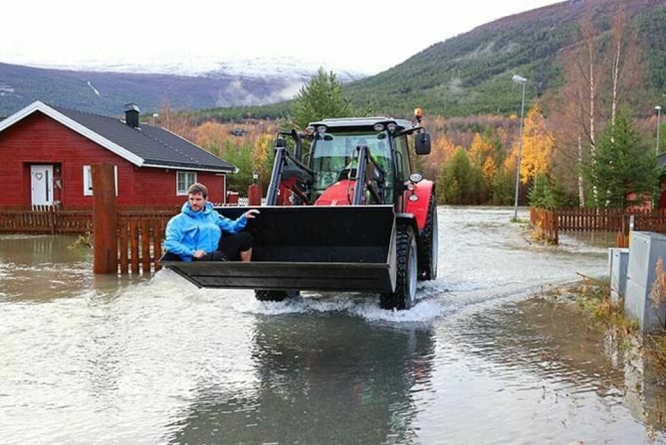 FLOM: Trond Brandsar har sjekket huset sitt i Bismo i Oppland. Mildvær og mye regn har før til flom i Skjåk.
