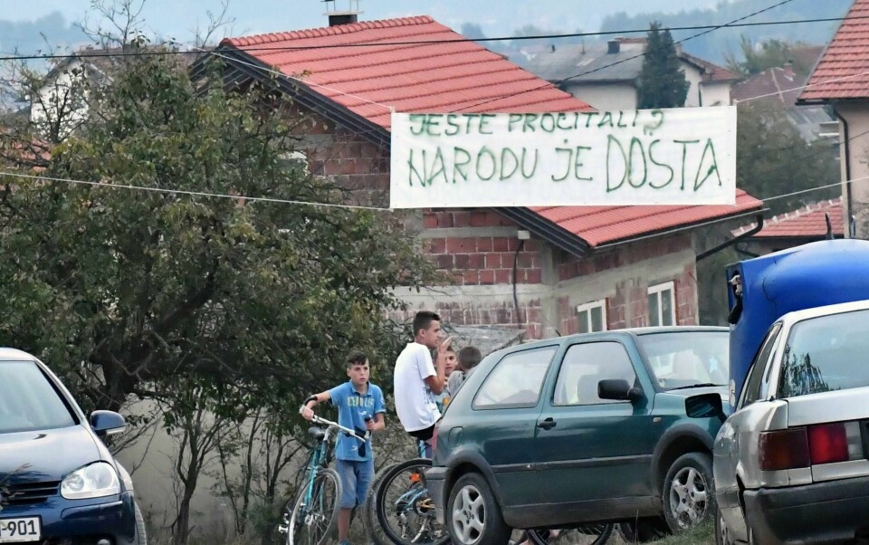 PROTEST: Folk i byen Podgora er trøtte av politikerne. På denne plakaten står det blant annet: – Vi har fått nok.
