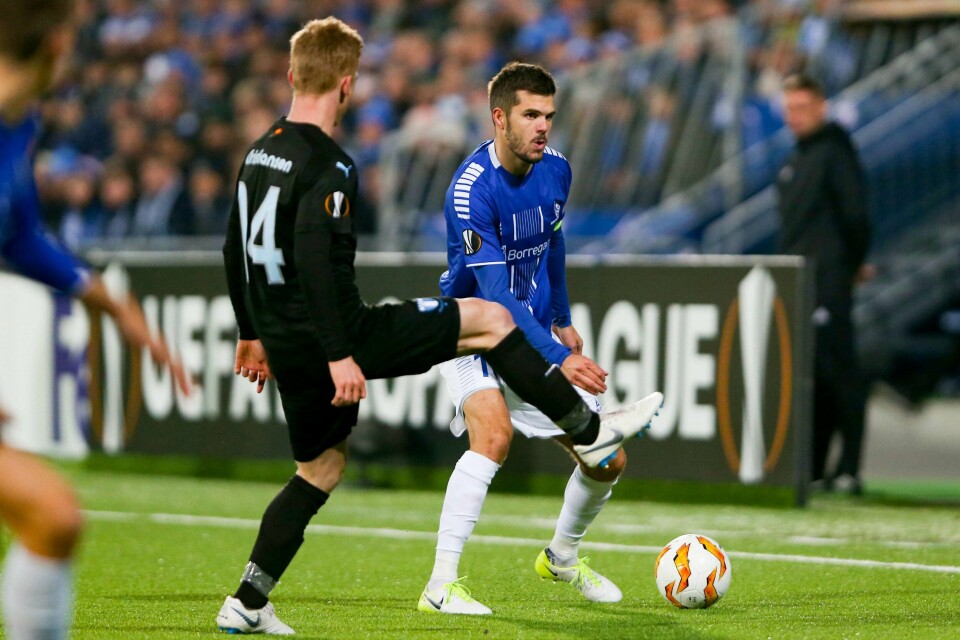 KAMP: Sarpsborg spilte fotballkamp mot Malmö. Kampen er en del av gruppespillet i europaligaen. Joachim Thomassen sier at fansen til Malmö spyttet på ham.