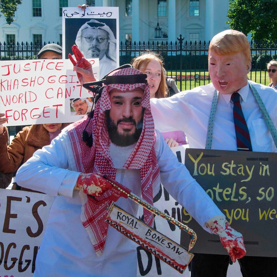 DRAP: Folk krever rettferdighet for Jamal Khashoggi. Her er demonstranter utenfor Det hvite hus i Washington. De har klippet ut ansikter av Khashoggi (til venstre) og kronprins Mohammed av Saudi-Arabia (i midten).