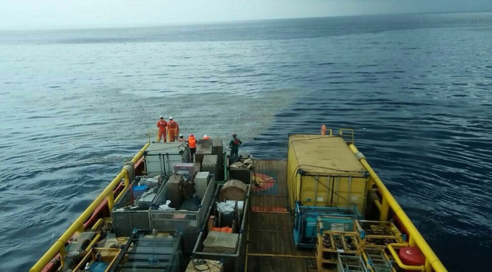 LETER: Folk leter etter et fly som styrtet i havet. Flyet hadde 189 mennesker om bord. Det skulle til byen Pangkal Pinang i Indonesia.