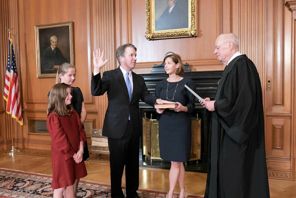 VALGT: Brett Kavanaugh er ny dommer i høyesterett i USA. Kona hans Ashley Kavanaugh holdt Bibelen under seremonien. Også døtrene Margaret og Liza var med.