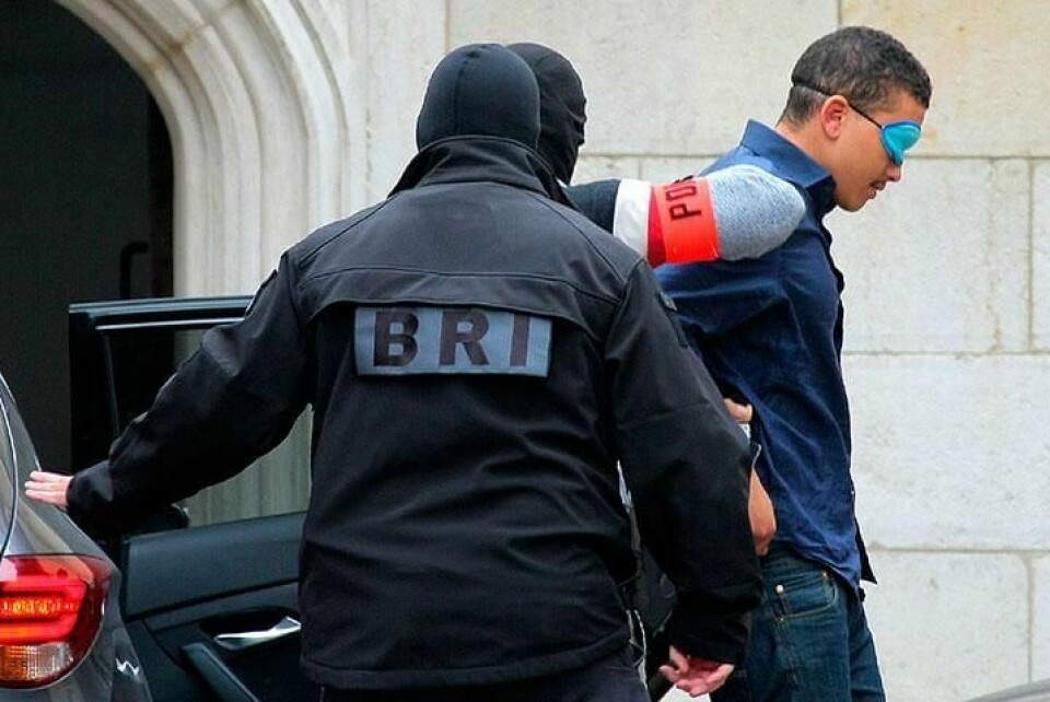 PÅGREPET: Makaveli Lindén (til høyre) føres inn til rettsmøte i Dijon i Frankrike. Han har bind for øynene. Lindén vil ikke snakke med fransk politi.