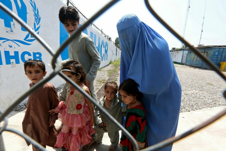 FÆRRE: En afghansk familie er på vei til å sendes hjem fra en flyktningleir i Pakistan. Regjeringen har strammet inn på hvor mange flyktninger Norge skal ta imot til sammen til neste år.