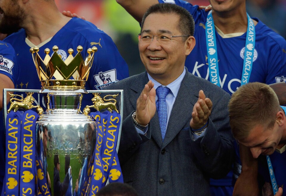 DREPT: Vichai Srivaddhanaprabha var eier av fotballaget Leicester. Her jubler han for ligaseier i 2016.