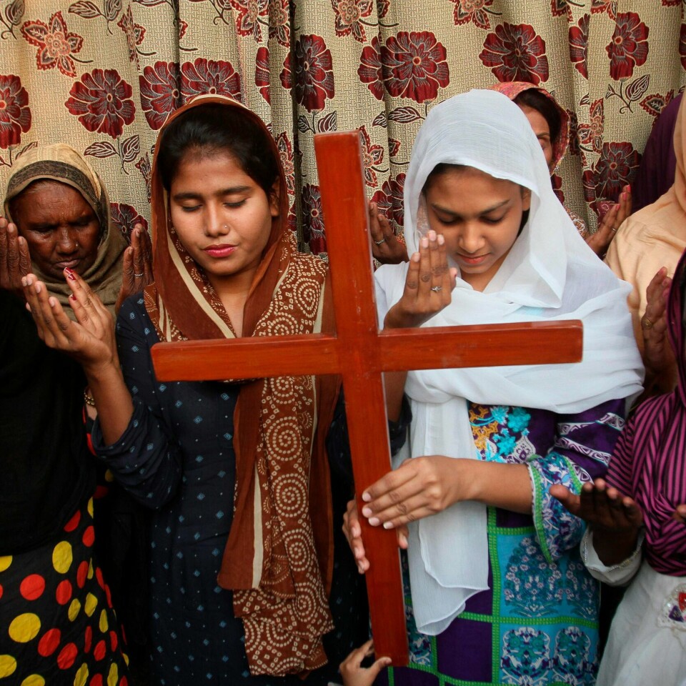 FLYTTE: Asia Bibi var dømt for å ha fornærmet profeten Mohammed. Nå vil hun flytte fra Pakistan. Bildet viser kvinner som ber for Bibi.