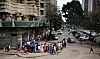 Bildet viser folk i kø i Harare i Zimbabwe.