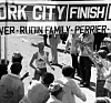 Bildet viser Grete Waitz da hun løp i mål ti minutter før neste kvinne. Det skjedde i New York Marathon 22. oktober 1978.