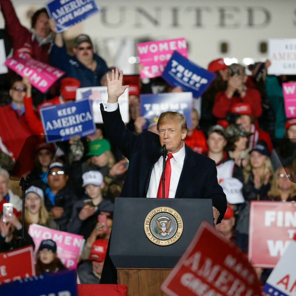 BOMBER: Flere personer fikk bomber i posten. Nå får president Donald Trump kritikk for åten han snakker på.