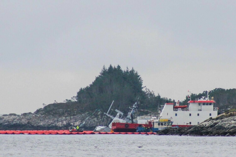 REDDES: Forsvaret vil forsøke å heve fregatten «Helge Ingstad». Det vil skje ved hjelp av to store kranbåter. Nå er fregatten så vidt synlig innenfor oljelensene der den ligger.