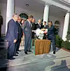 Bildet viser John F. Kennedy med en kalkun.