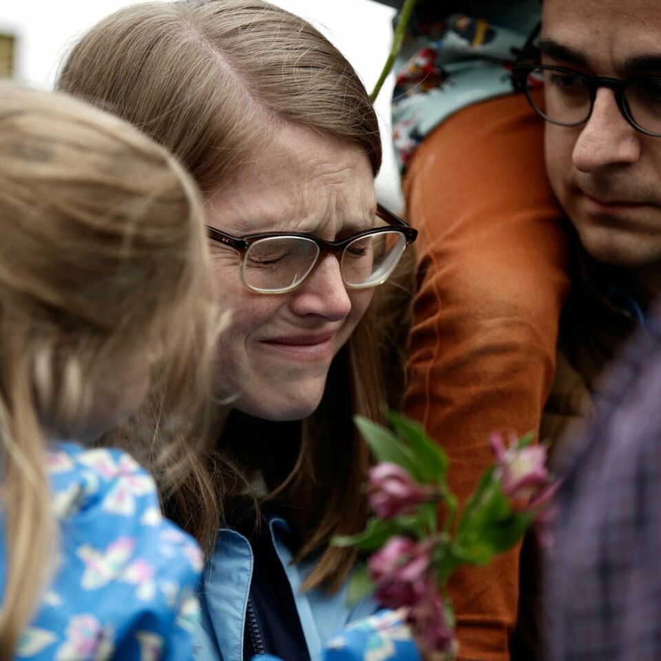 SORG: Folk sørger etter drapene på 11 jøder i Pittsburgh øst i USA.