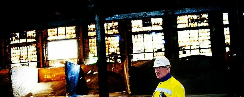 SAMMEN: Jens Jensen er leder for fag-foreningen på smelte-verket i Sauda. Der kunne bare halvparten av de ansatte jobbe samtidig. Bedriften hadde ikke råd til mer. Årsaken var krisen i økonomien i verden. Men nå er alle tilbake på jobb.