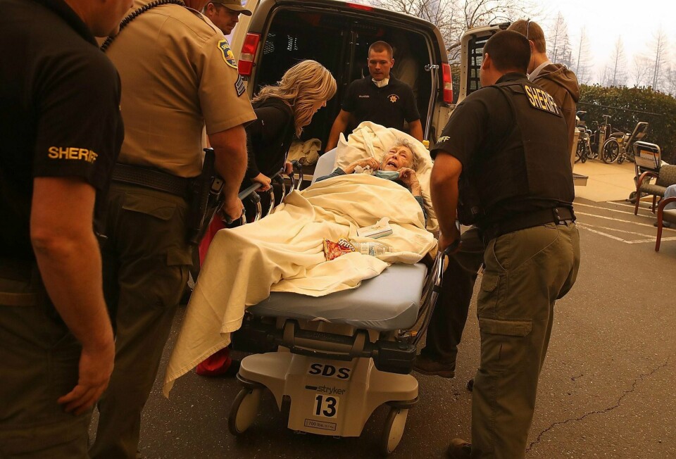 FARLIG: Det er farlig å være i byen Paradise i USA. De syke må også flykte fra skogbrannen.