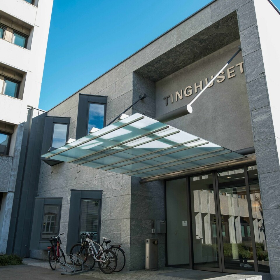RETTSSAK: En sjubarnsmor er tiltalt for å ha drept to personer. Retssaken startet i Kristiansand mandag.