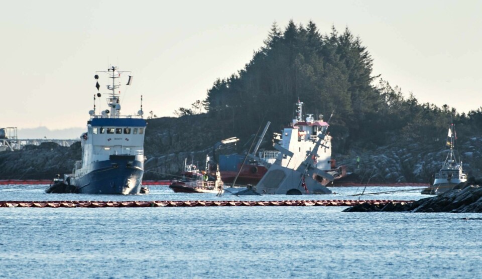 UVÆR: Det er meldt storm i Øygarden i Hordaland. Nå jobbes det med å sikre krigsskipet KNM 'Helge Ingstad'.