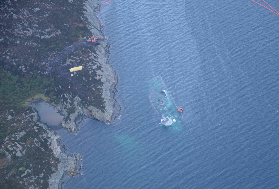 SYNKER: Fregatten Helge Ingstad ligger nesten under vann.