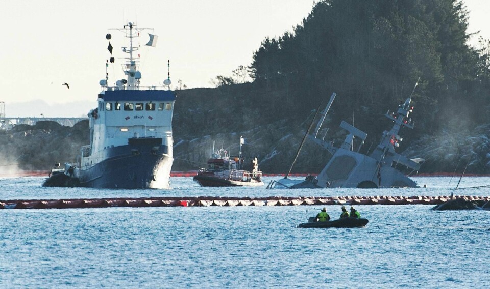 KRASJ: Skipet Helge Ingstad krasjet med et tankskip 8. november. Krigsskipet ligger nesten under vann.