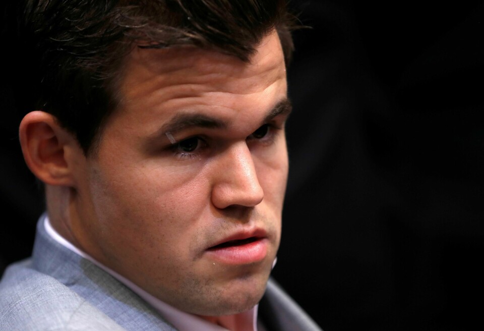 OVERRASKET: Mange ble overrasket mandag. Magnus Carlsen ba om reis i VM i sjakk, selv om han lå best an.