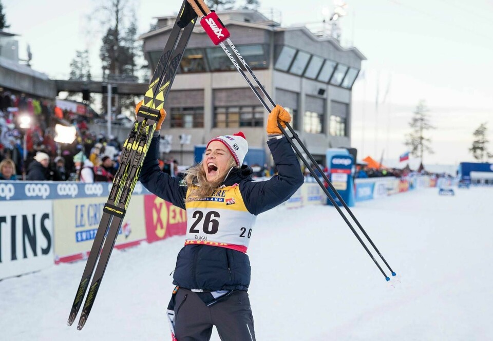 JUBEL: Publikum jublet for at Therese Johaug var tilbake. Hun kunne også juble for seier i sitt første renn i verdenscupen på to år.